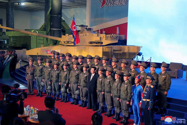 北韓11日舉辦國防發展展覽會，照片中一名穿著亮藍色緊身衣的男子，吸引了大家的目光。 法新社