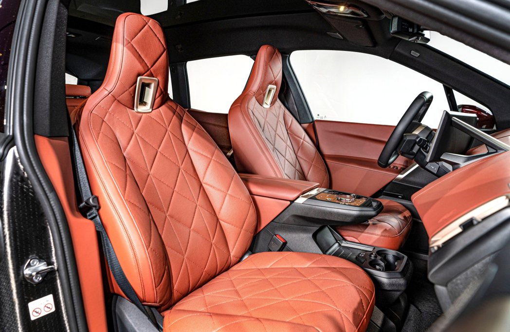 全新一體式真皮座椅結合菱格紋設計，演繹BMW的極致細膩與豪華。 圖／汎德提供