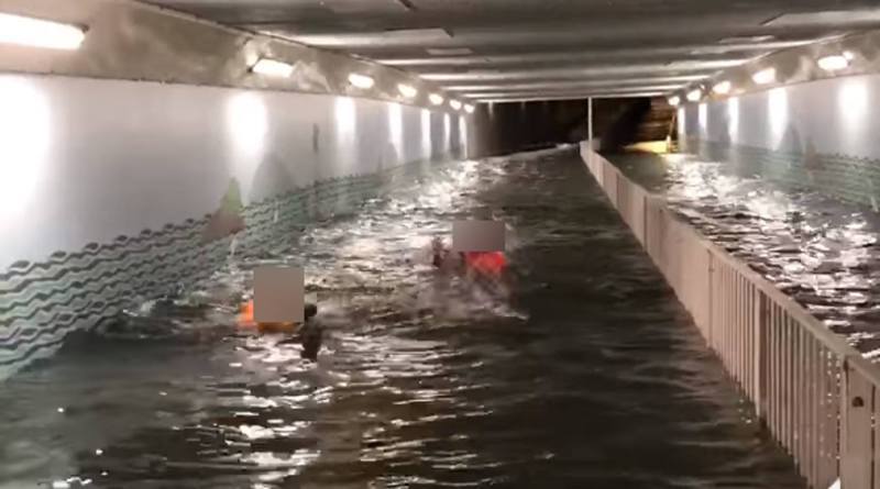 有2名男子於圓規襲港時，在令城門河行人隧道淹水期間，在隧道內游泳。 圖／網上短片截圖