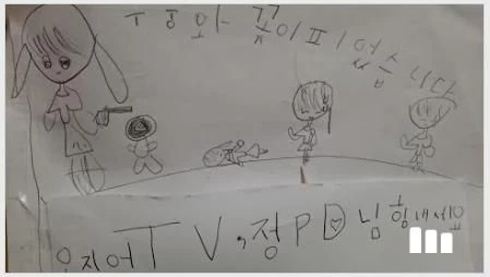 眼尖网友发现，出自7岁孩童之手的图画正是《鱿鱼游戏》中，巨型木头女娃娃射杀玩家的血腥场面。图／翻摄自《(photo:UDN)