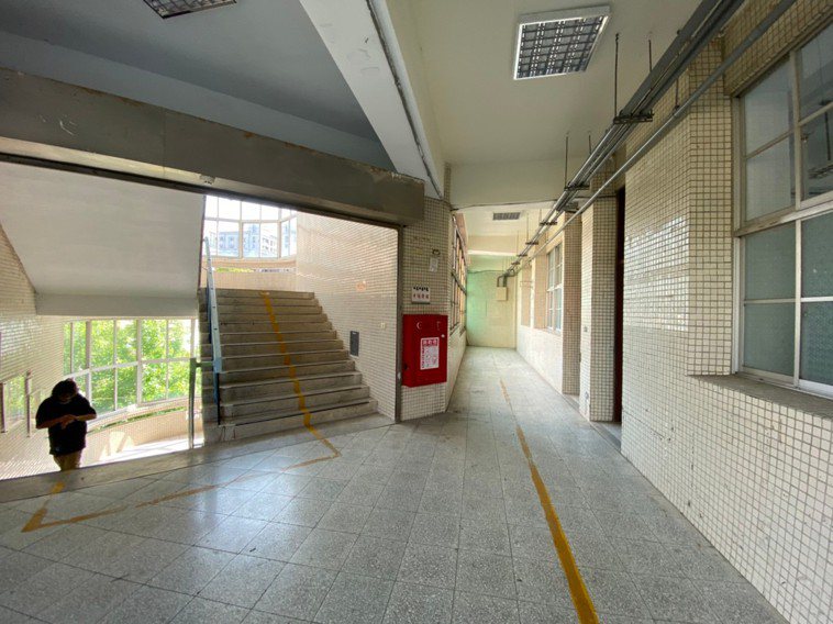芝山國小為台北第一個日照中心進入校園的案例，將運用行政大樓「忠孝樓」3樓4間連續...