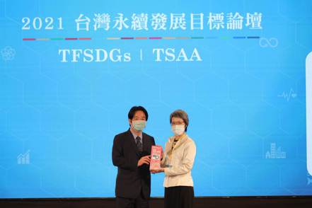 國泰人壽校園反毒教育榮獲「2021 TSAA台灣永續行動獎－金獎」肯定，副總統賴清德(左)頒獎給國泰人壽副總經理洪祝瑞(右)。