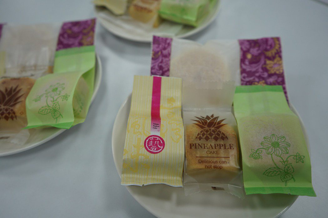 餐飲系陳永富老師帶領學生團隊研發「花生幸福酥」。 崑山科大/提供。