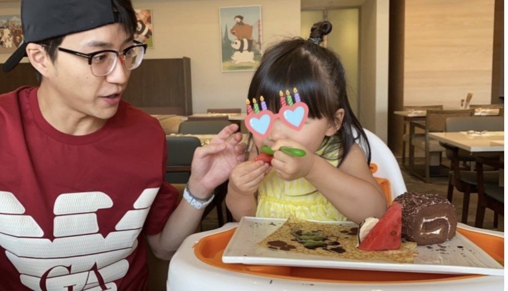 去年Aila醬3歲生日時，夫妻倆還準備巧克力蛋糕與西瓜幫女兒慶生。圖／摘自推特