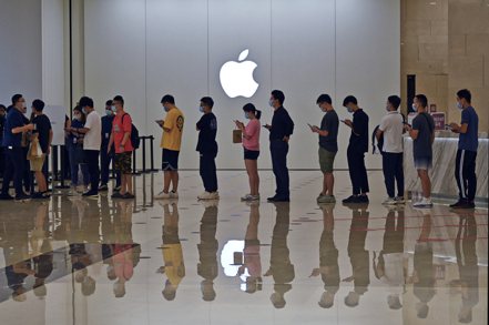 位於大陸廣西壯族自治區南寧市的蘋果專賣店，消費者排隊購買iPhone 13。美聯社