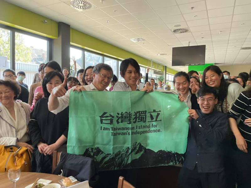 駐德代表謝志偉日前和一群學生合影，布條寫著「台灣獨立」。圖／取自謝志偉臉書
