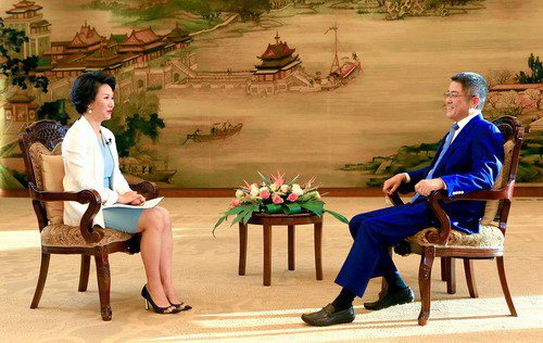 大陸外交部副部長樂玉成接受CGTN專訪時，批判美方有些人違背一中承諾，不斷踩紅線，「切香腸」，打「台灣牌」。（取自大陸外交部官網）