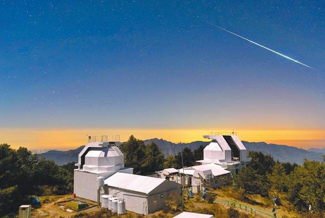 鹿林天文台10月7日在正東方天空也拍到出現在聖觀音處的同一顆火流星。     鹿...