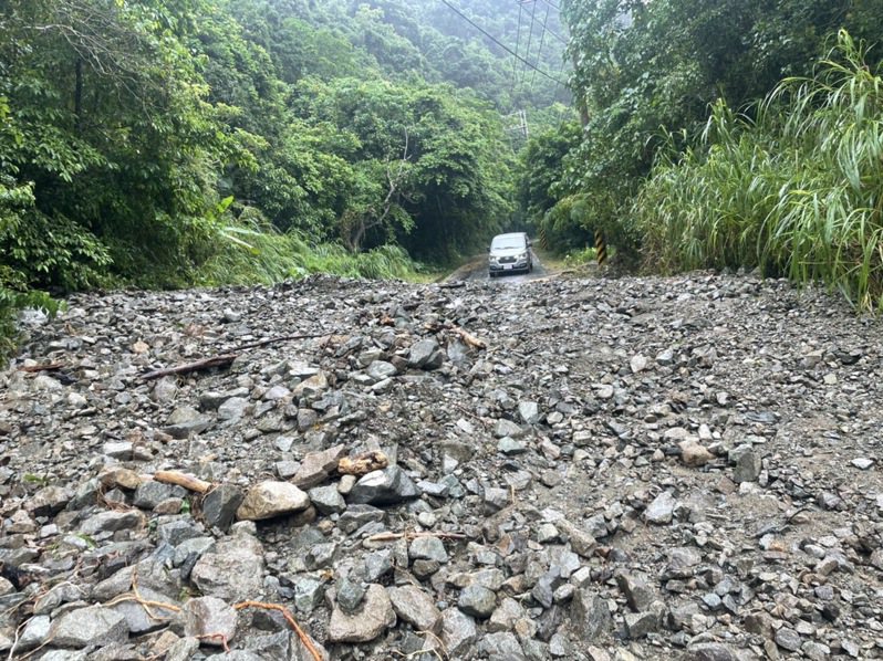 花蓮瑞港公路因豪雨侵襲，往豐濱方向有土石塌落情形，無法通車。圖／豐濱鄉公所提供