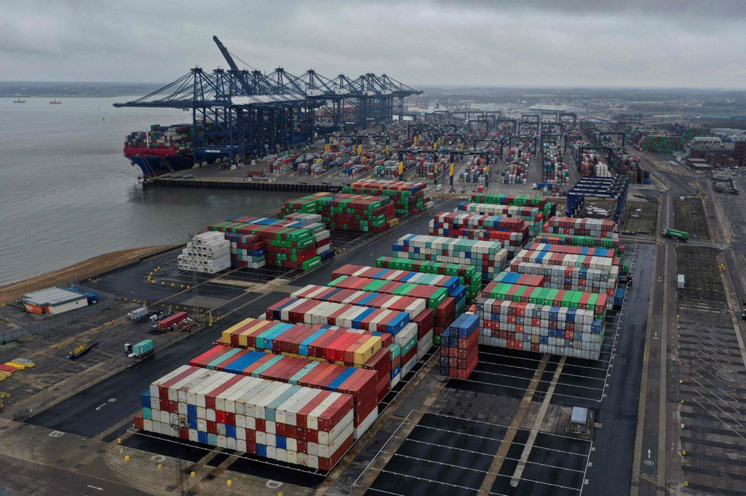 英國最大貨櫃港費利克斯托正遭遇嚴重塞港情形，圖為今年3月檔案照。法新社