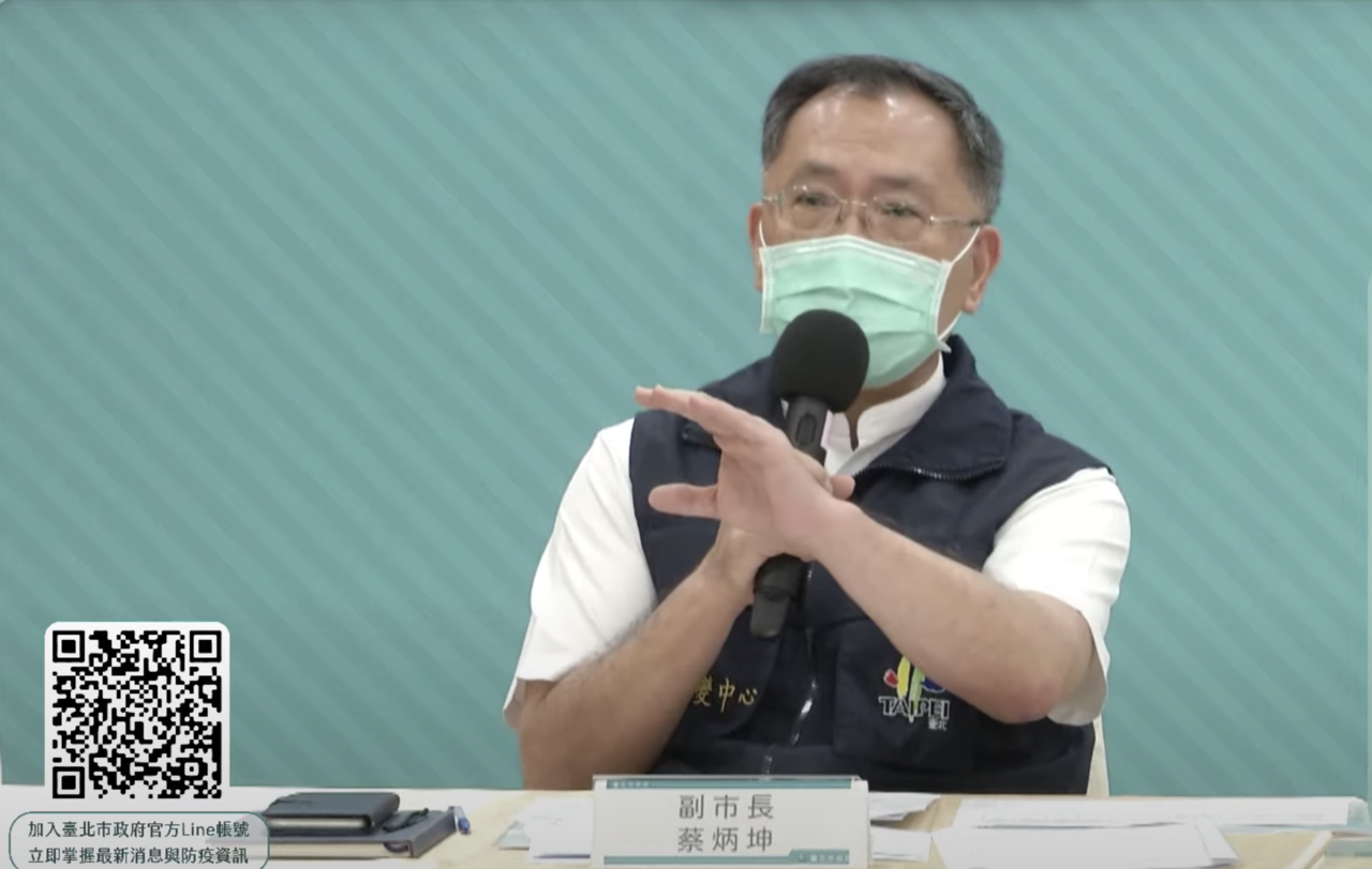 台北市副市長蔡炳坤表示，該個案已經協助安排預約第二劑莫德納疫苗。圖／截至柯文哲YouTube