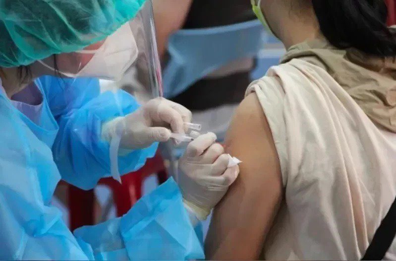 鴻海創辦人郭台銘表示，BNT疫苗到貨將比原定時程更快更多。