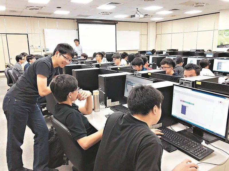 教育部統計，全國大專逾57萬人次修過程式設計，非本科生占了9成。圖／台灣師範大學提供