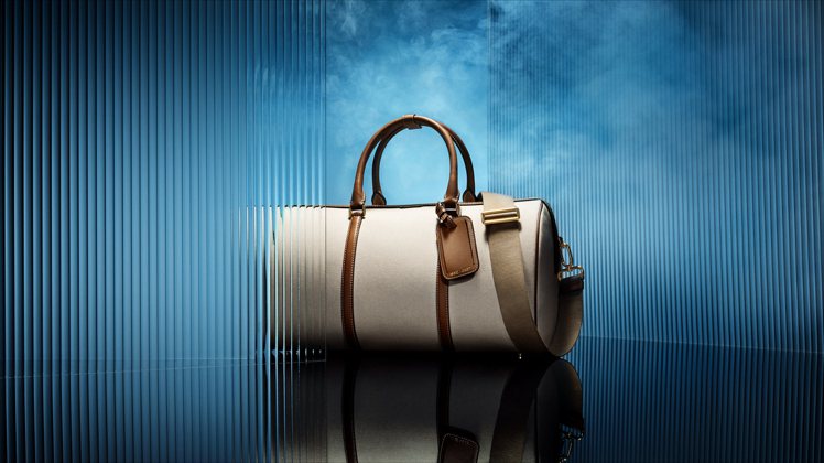 MKC x 007米白色行李袋，62,400元。圖／MICHAEL KORS提供