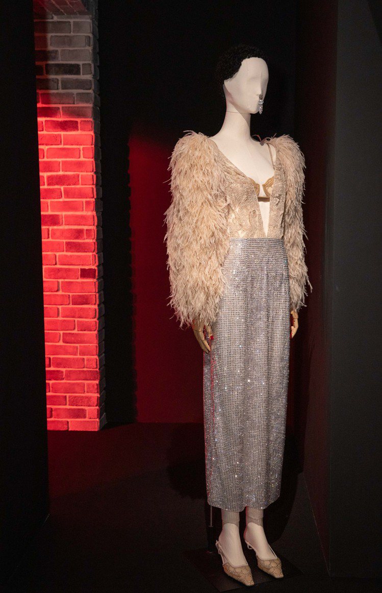 蕾絲、華麗羽毛和高調亮片裙，展現Tom Ford時代的性感魅力。圖／GUCCI提供