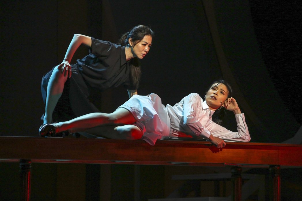 謝盈萱（左）於北藝大戲劇系畢業後，在劇場深耕多年，圖為她2012年演出舞台劇「三...