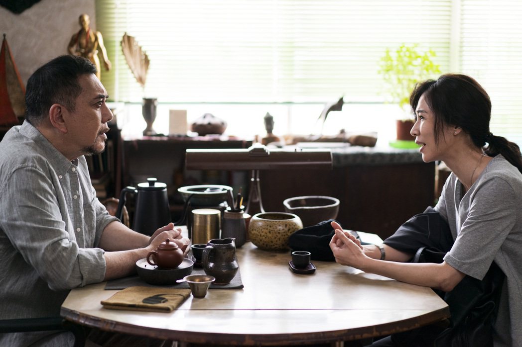 謝盈萱在新戲《四樓的天堂》裡和黃秋生（左）飾演的按摩師有大量對手戲。圖／公視提供
