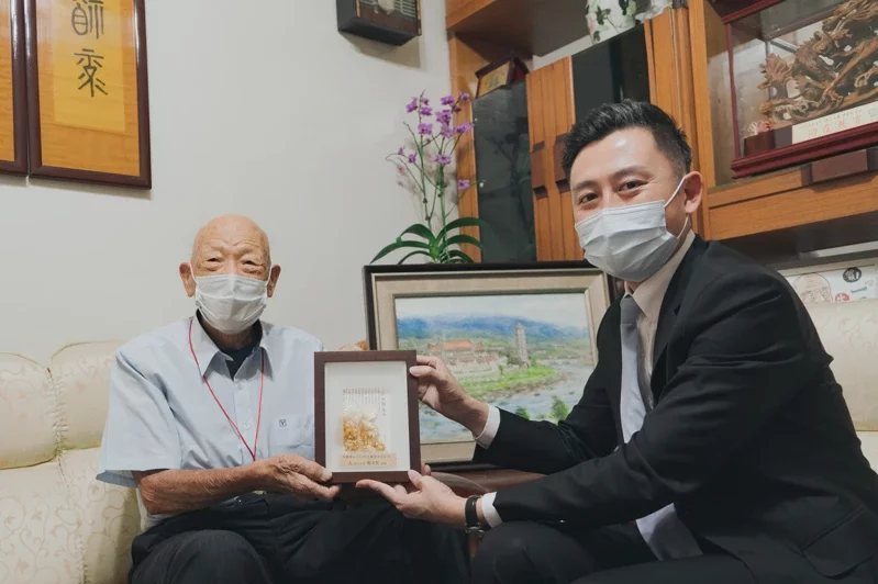 百歲人瑞林嘉湧（左）昨天高歌「望春風」，讓前來探望的新竹市長林智堅（右）大讚「丹...