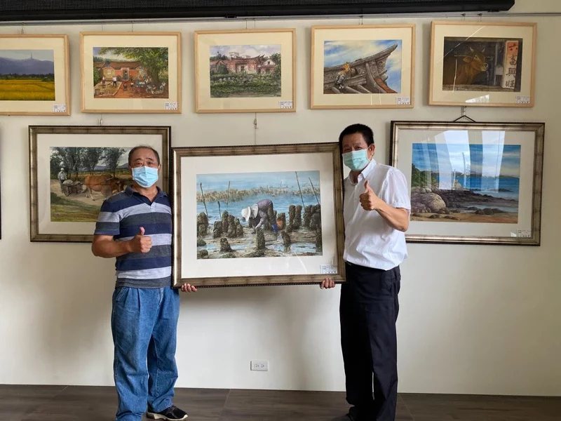 金湖國中退休教師楊天澤提供16幅畫作，打算把畫展的收入捐出一半，期盼能協助家扶中...