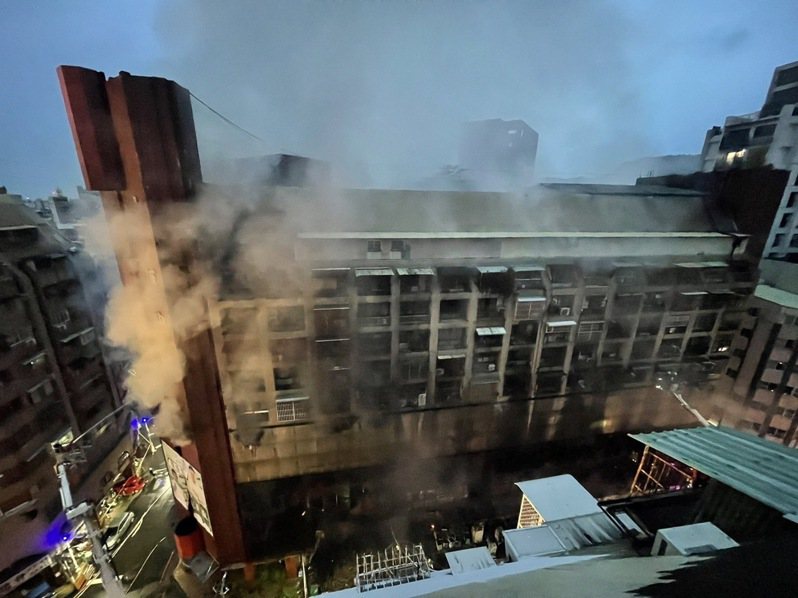 高雄鹽埕區城中城大樓凌晨2點多失火，造成嚴重死傷。記者劉學聖／攝影