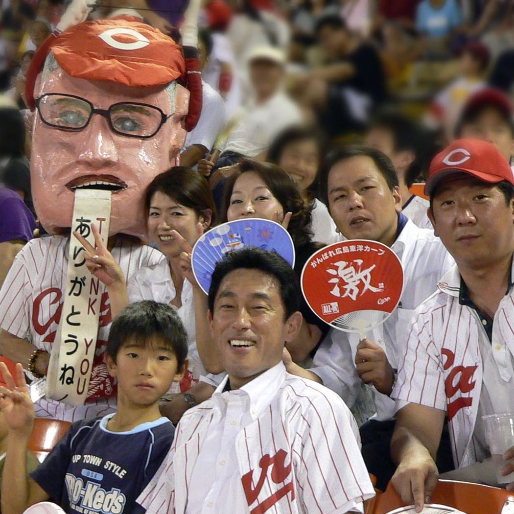 廣島出身的岸田文雄（中）熱愛棒球，是當地球隊廣島鯉魚隊的球迷。 圖／取自岸田文雄臉書