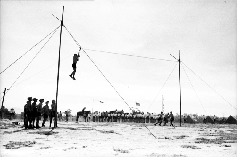 中國童子軍第四次全國大露營活動，眾人排隊玩高空繩索滑降。圖／聯合報系資料照片