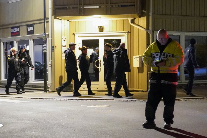 挪威一名男子13日持弓箭上街头随机射杀，犯案时间长达34分钟，造成至少5人死亡、2人受。美联社(photo:UDN)
