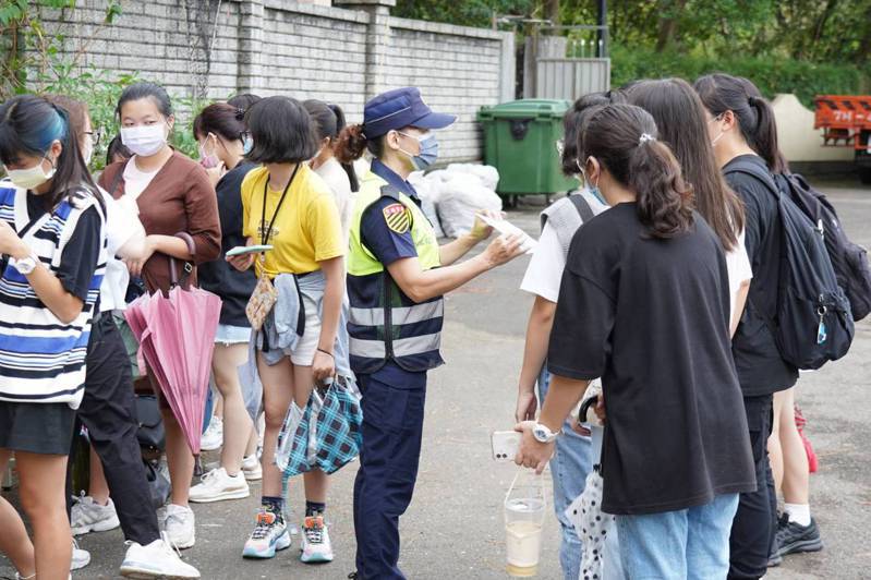 新竹市監理站、警察局交通隊於13日下午在元培科技大學共同辦理宣導活動。圖／警方提供