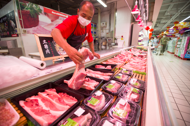 大陸9月豬肉價格較去年同期大跌46.9％，拉低當月CPI。圖為山西太原一家超市。中新社
