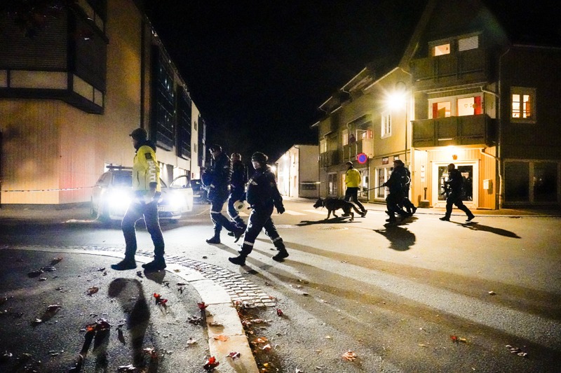 位於挪威首都奧斯陸西南方的孔斯伯格鎮（Kongsberg）在當地時間13日發生隨機殺人案，一名男子手持弓箭在孔斯伯格鎮進行隨機攻擊，造成5人死亡、2人受傷。美聯社