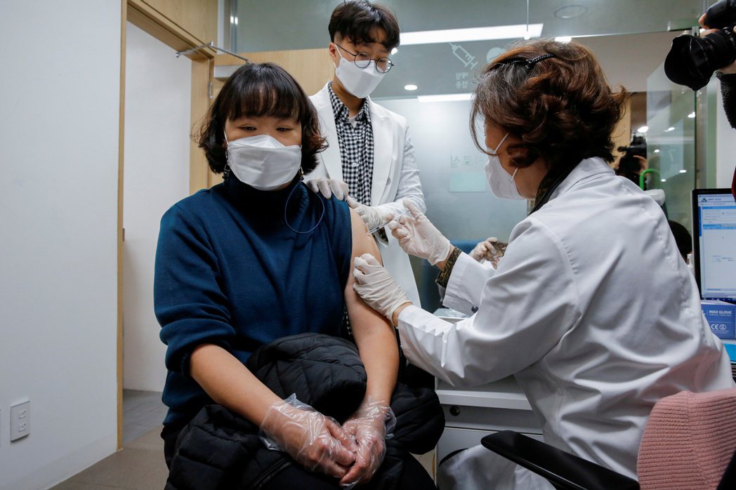南韓一名護理之家工作人員今年2月在首爾醫療機構接種阿斯特捷利（AZ）疫苗。路透