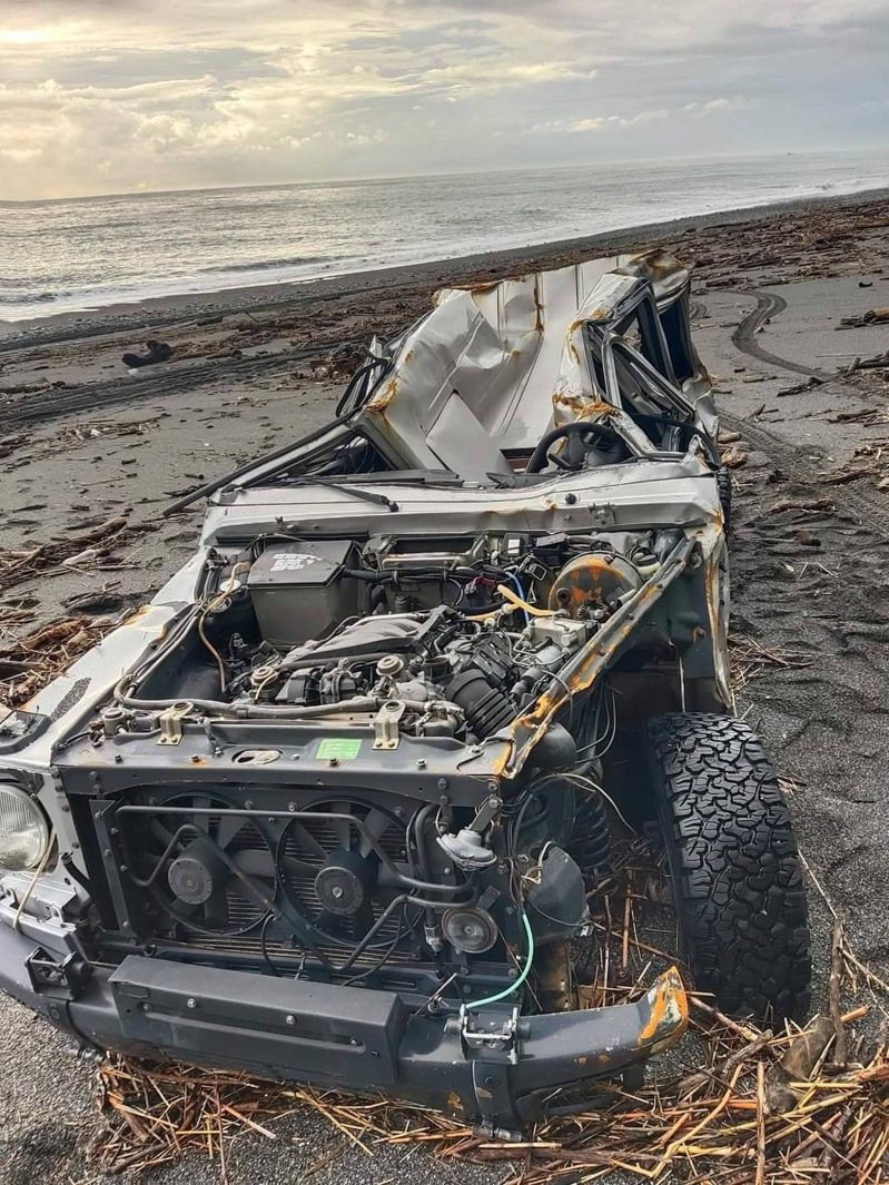 宜蘭南澳神秘沙灘來不及開走的車，在巨浪與岩壁衝下變成一堆「廢鐵」，連賓士大G車也報銷。圖／民眾提供
