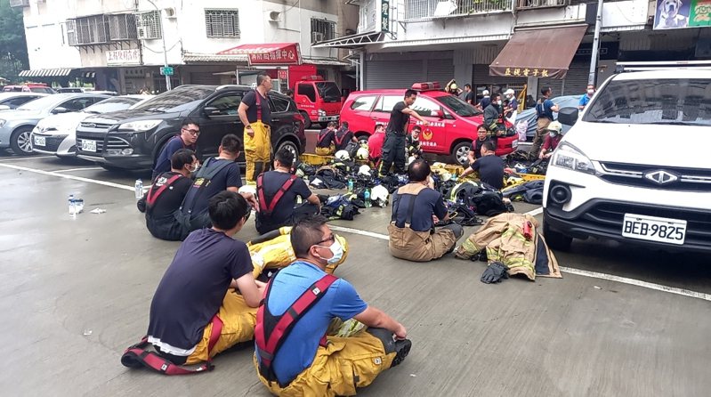 高雄市消防局出動300多名消防員到場搶救。記者邱奕能／攝影