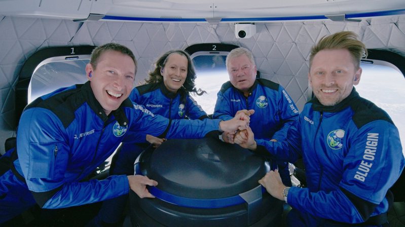 高齡90歲的知名科幻電視劇「星艦迷航記」演員夏特納（右二）與另外三名組員13日乘藍源公司的「新謝帕德號」火箭上太空。路透