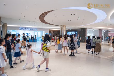 鼎固上海黃浦日月光中心商場今年十一長假期間，單日人流突破8萬人。日月光控股／提供