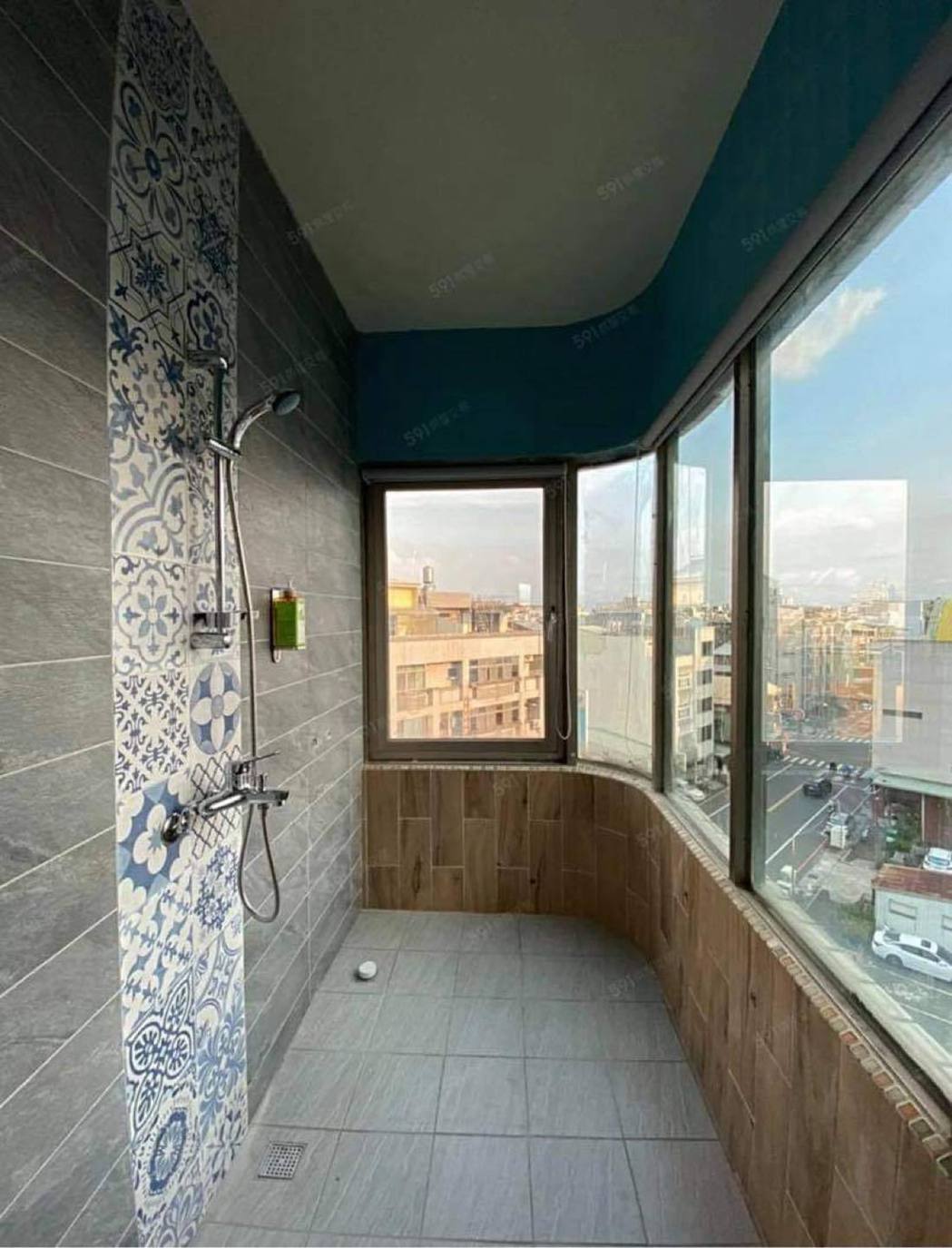 網友在臉書粉絲專頁「奇葩裝潢分享中心」貼出一張浴室照，引發話題。 圖擷自奇葩裝潢...