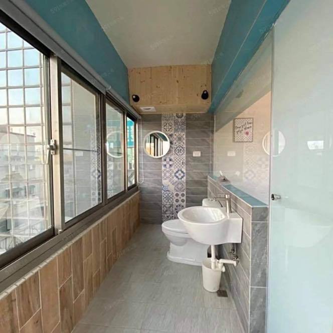 網友在臉書粉絲專頁「奇葩裝潢分享中心」貼出一張浴室照，引發話題。 圖擷自奇葩裝潢...