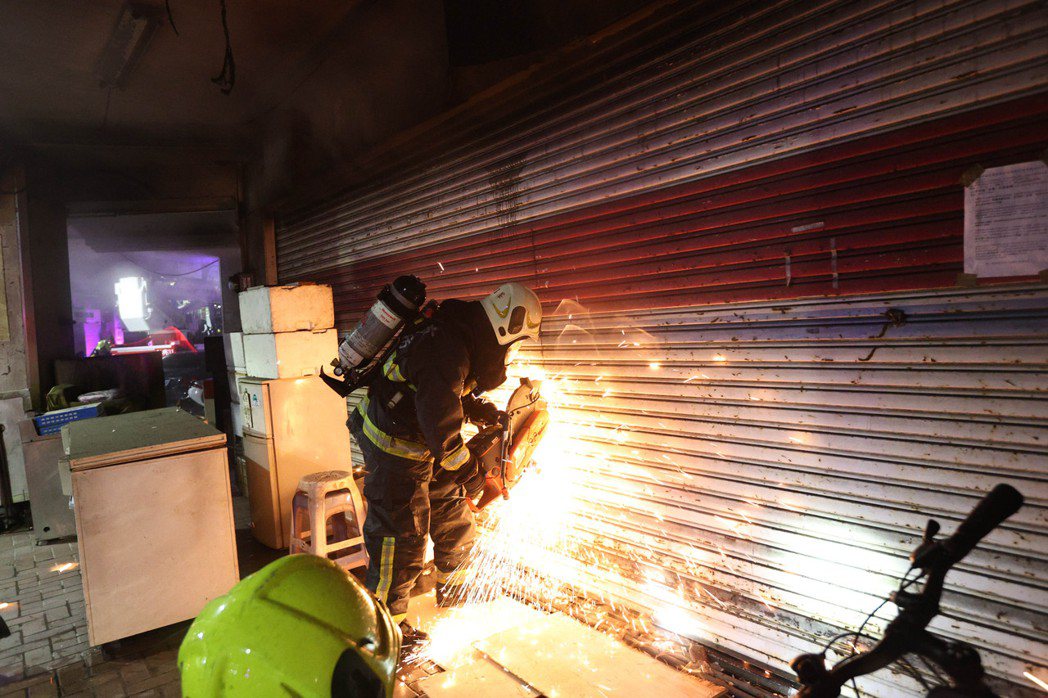 根據美國國家防火協會的統計，在2011至2015年間，每年有約一千九百戶閒置建築物起火，每年造成了三千三百多名消防人員受傷。圖為台灣消防隊員搶救受困於高雄城中城之住戶。 圖／聯合報系資料照片