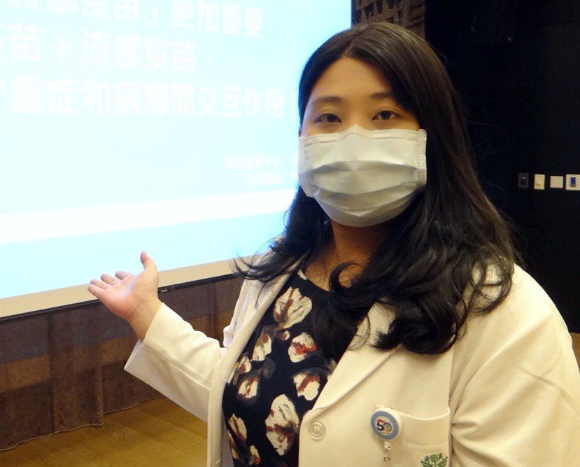 奇美醫學中心家醫部主治醫師陳思伃表示，施打新冠疫苗和流感疫苗，可減少重症和病毒間...