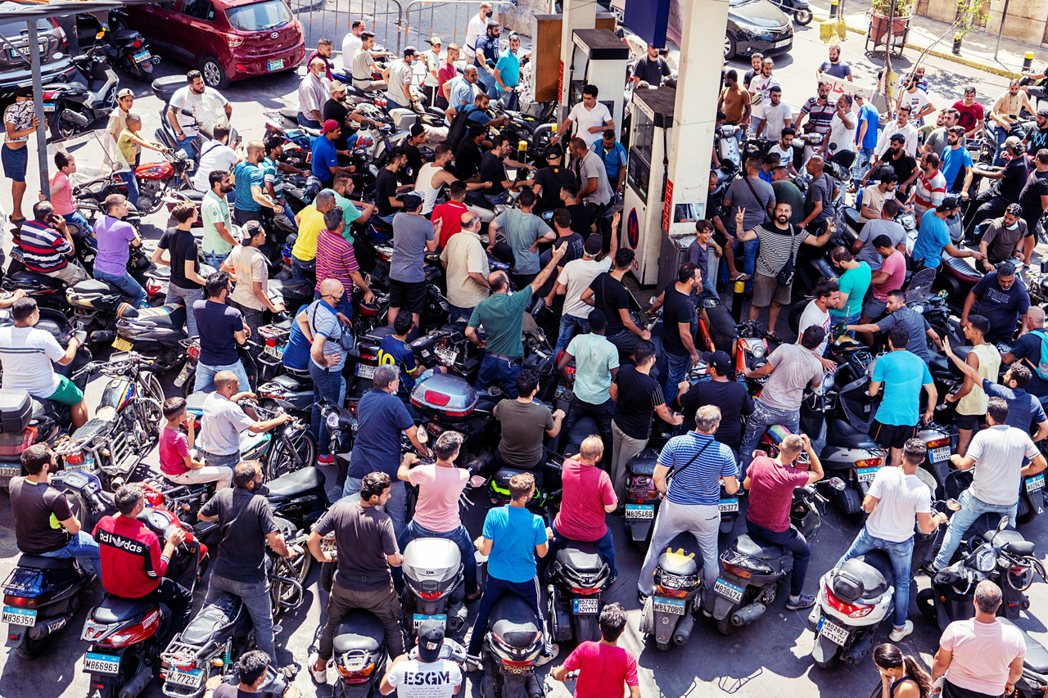 黎巴嫩陷入「燃油荒」，圖為聚集在加油站等待加油的貝魯特機車族。 圖／美聯社