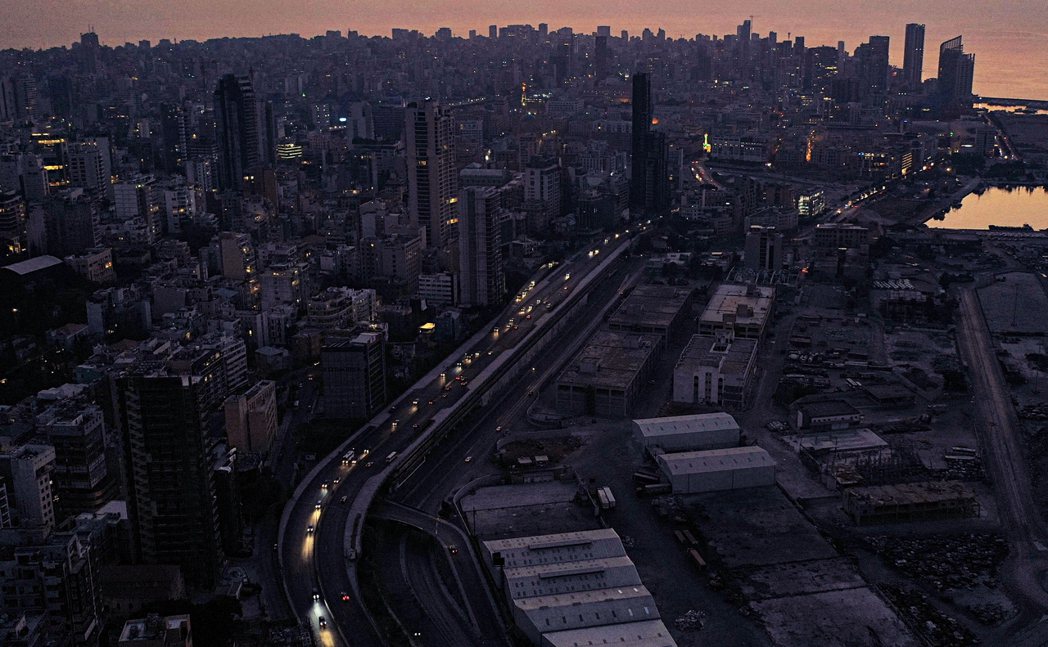 種種危機之外，黎巴嫩也正經歷「大規模無限停電潮」。圖為10月11日，一待夜晚降臨...