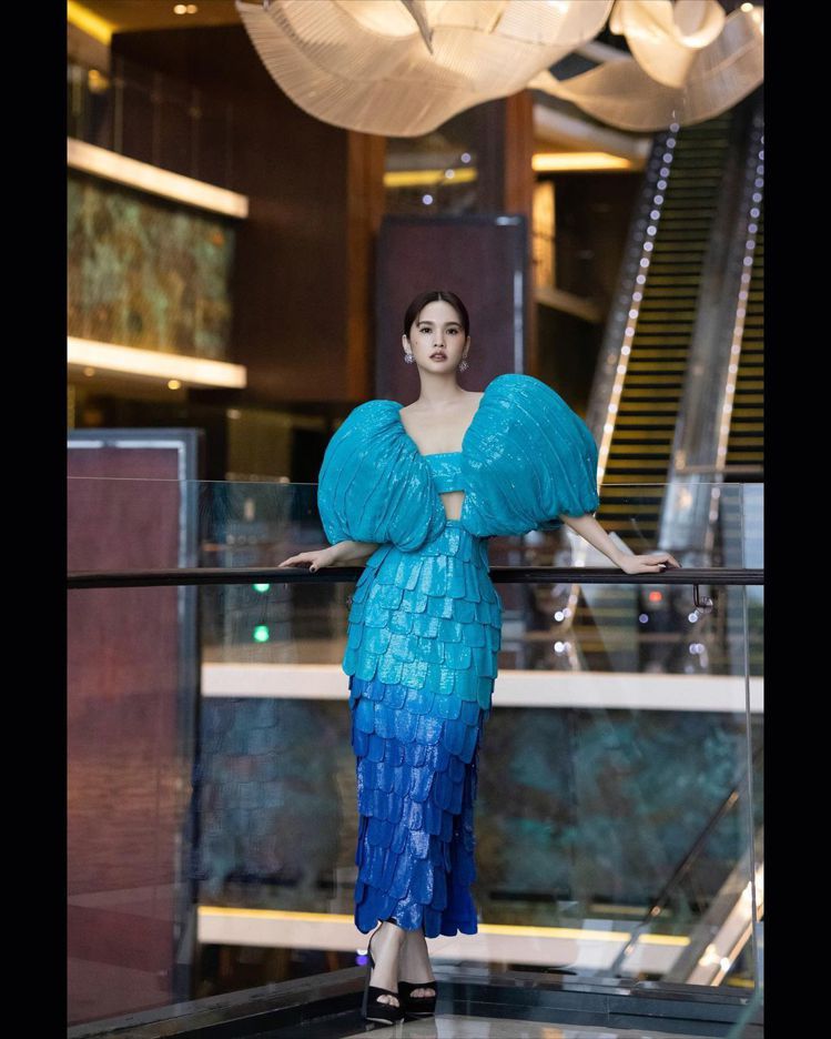 楊丞琳演繹印度設計師Rahul Mishra的作品，服裝以漸層藍色帶來視覺張力。...