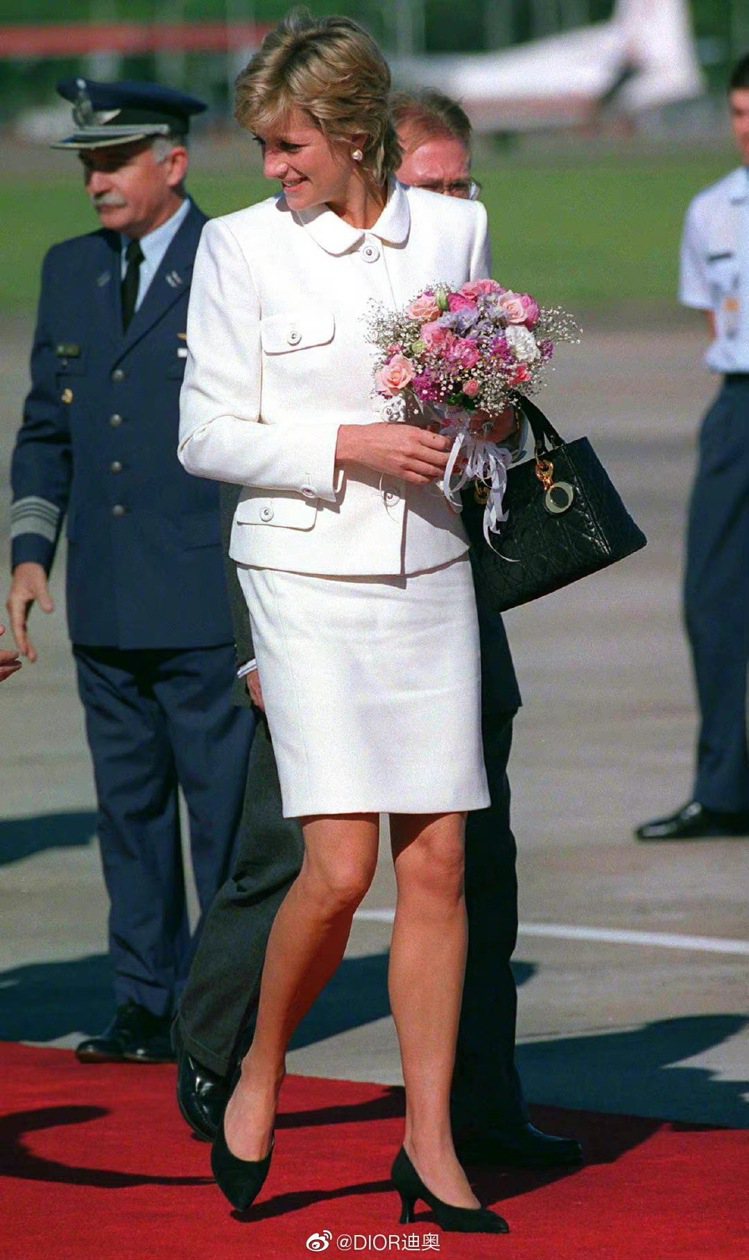 黛安娜王妃身穿白色Versace西裝，配襯黑色Lady Dior包款到阿根廷旅行。圖／取自DIOR官方微博