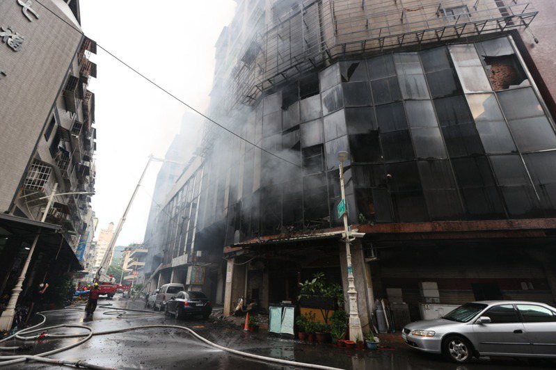 高雄市鹽埕區「城中城」大樓14日發生火災，造成46人不幸死亡。 聯合報系資料照