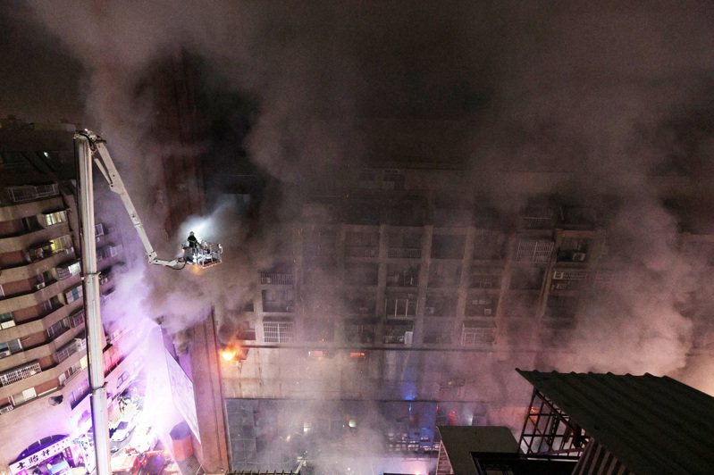 高雄城中城大樓深夜大火釀成嚴重死傷。 報系資料照／記者劉學聖攝影