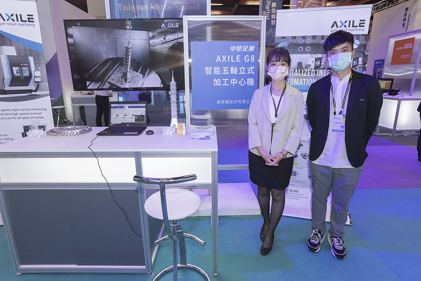 達佛羅公司展示AXILE智能五軸加工機，可整合於智慧生產工廠系統中，確保機器可全...
