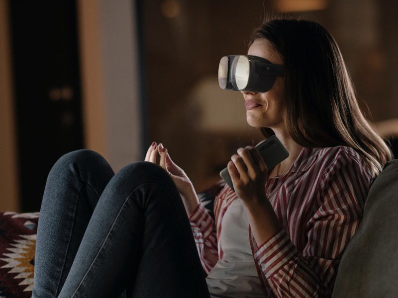 休閒時可透過VIVE Flow在巨型劇院的VR虛擬螢幕上觀看電視節目或電影，享受沉浸式影音體驗。 圖／摘自VIVE官網