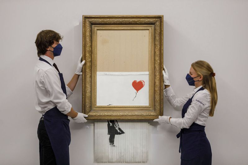 英國知名塗鴉藝術家班克西（Banks）作品「垃圾桶裡的愛」，今天在倫敦以1858萬英鎊（約新台幣7.1億元）的天價落槌。 美聯社