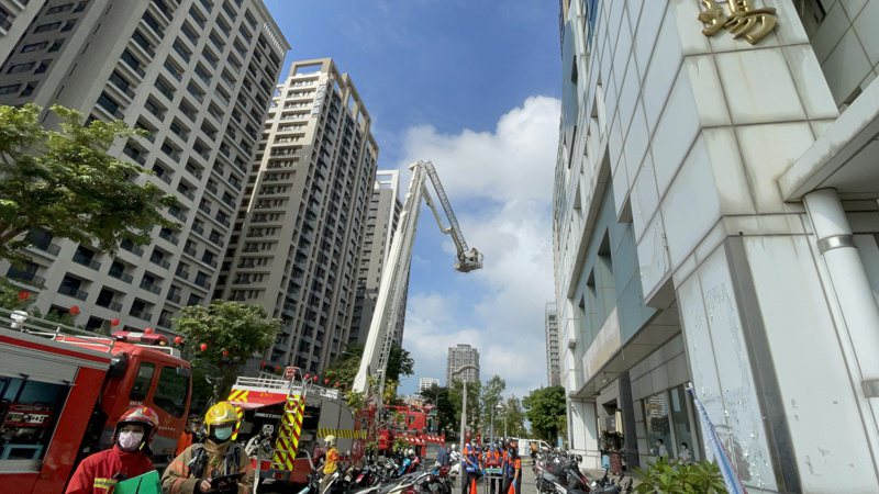 鑑於高雄城中城大火造成重大死傷，台南市消防局上午則在世華大樓進行高樓搶救演練。記者邵心杰／攝影