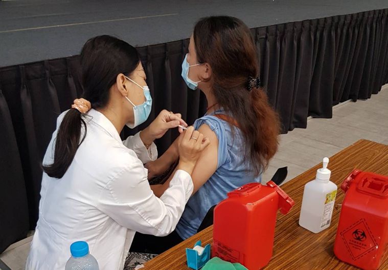 第11期新冠疫苗今天開打，民眾在台中市南屯快打站2.0接種BNT疫苗。圖／台中市...